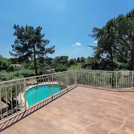Soleil, Cigales & Piscine Dans Les Hauts De Feriehus Nîmes